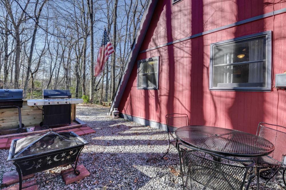 Charming Franklin Cabin with Deck Stunning Views!